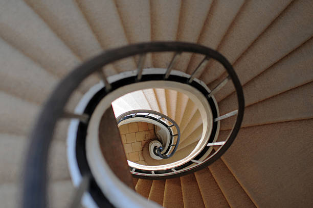 винтовая лестница — крупнейшие - directly below low angle view stone staircase стоковые фото и изображения