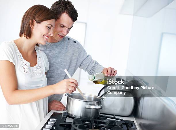 Foto de Tempo De Qualidade Na Cozinha e mais fotos de stock de Azeite - Azeite, Verter, Chef de cozinha