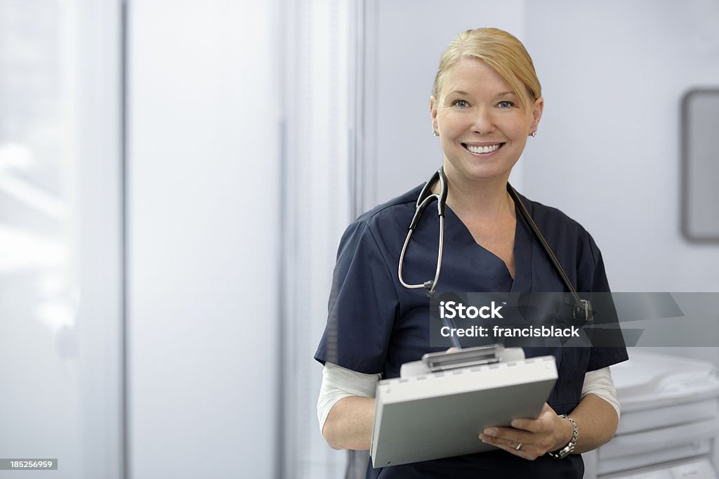 Attrayant femme médecin - Photo de 40-44 ans libre de droits