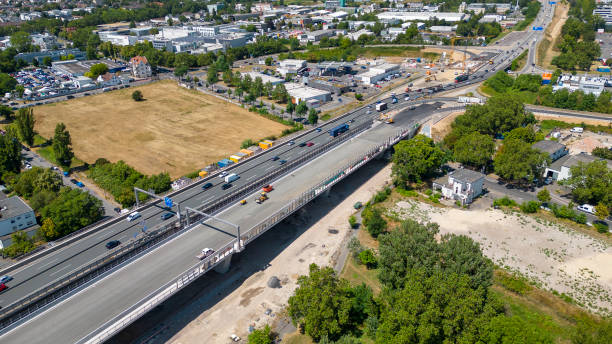 chantier routier - pont routier sur la rivière. - aerial view office park business built structure photos et images de collection