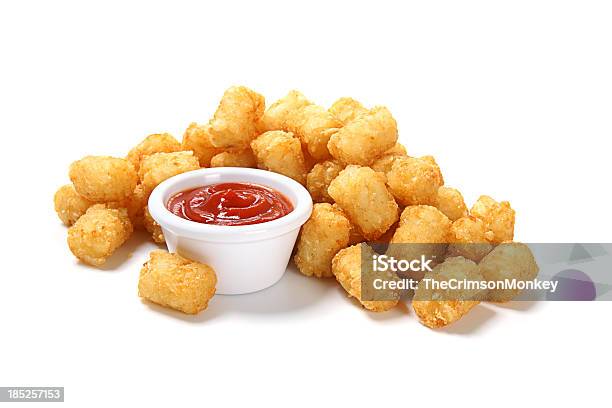 Tater Tots Z Ketchupem - zdjęcia stockowe i więcej obrazów Smażone kuleczki - Smażone kuleczki, Hash Browns, Białe tło