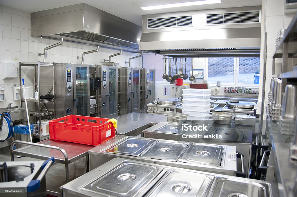 Grande vazio canteen cozinha com sem pessoas - Foto de stock de Aço Inoxidável royalty-free
