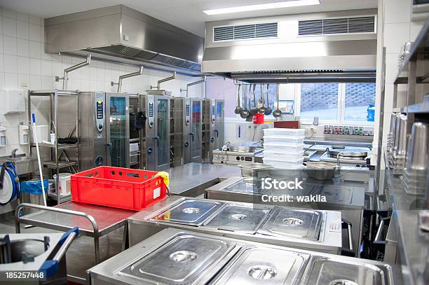 Foto de Grande Vazio Canteen Cozinha Com Sem Pessoas e mais fotos de stock de Aço Inoxidável - Aço Inoxidável, Banco - Assento, Cozinha comercial