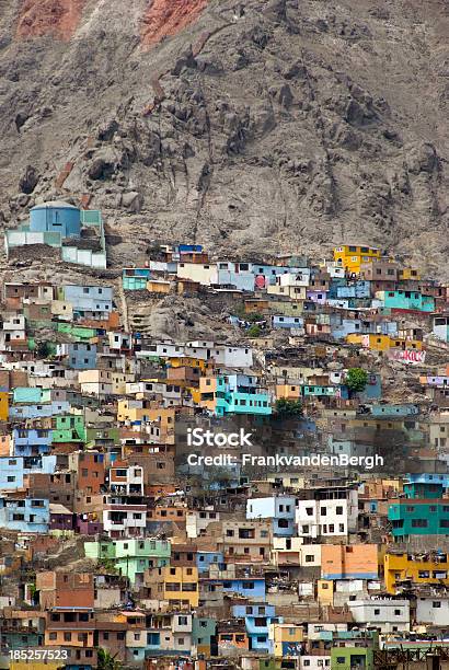 Разноцветные Дома В Трущобах — стоковые фотографии и другие картинки Бедность - Бедность, Лима - Перу, Деревня