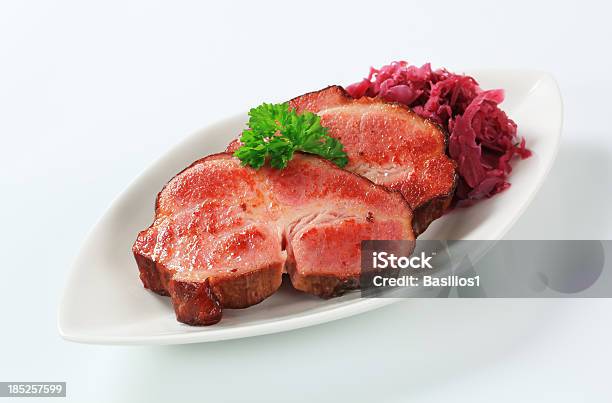 Asado De Carne Foto de stock y más banco de imágenes de Alimento - Alimento, Asado - Alimento cocinado, Blanco - Color