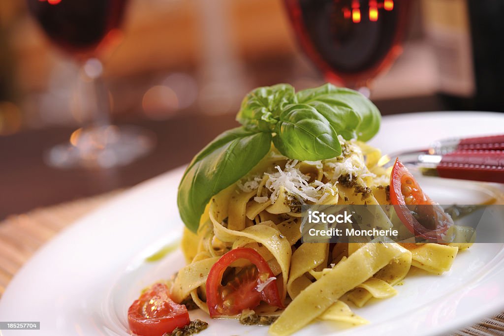 pappardelle fatti in casa al pesto e parmigiano - Foto stock royalty-free di Linguine