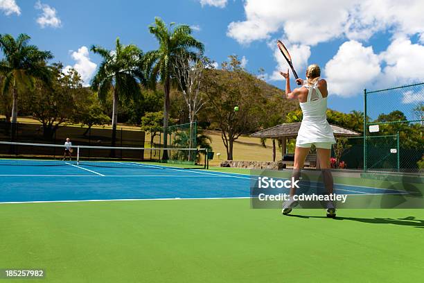 Foto de Duas Pessoas Para Jogar Tênis Em Um Ambiente Tropical e mais fotos de stock de Brincar