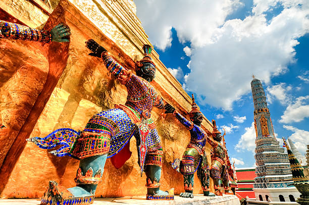 guardiani del tempio, la pagoda dorata intorno al wat phra kaew - wat thailand demon tourism foto e immagini stock