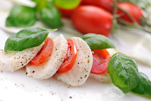 ensalada caprese - mozzarella caprese salad tomato italian cuisine fotografías e imágenes de stock