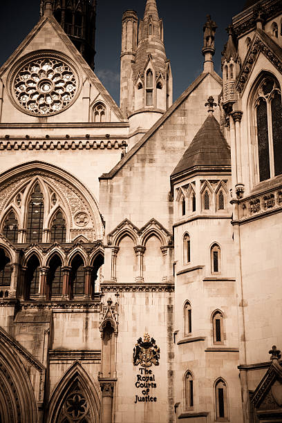 les tribunaux royal courts of justice building, londres, royaume-uni - royal courts of justice photos et images de collection