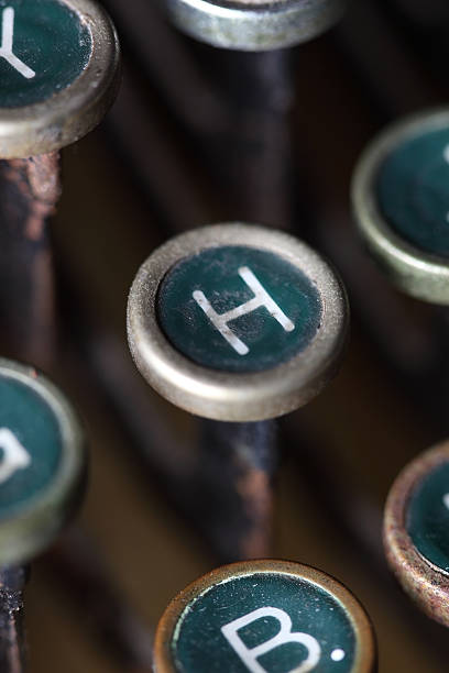 máquina de escribir h key - letter h typewriter alphabet old fotografías e imágenes de stock