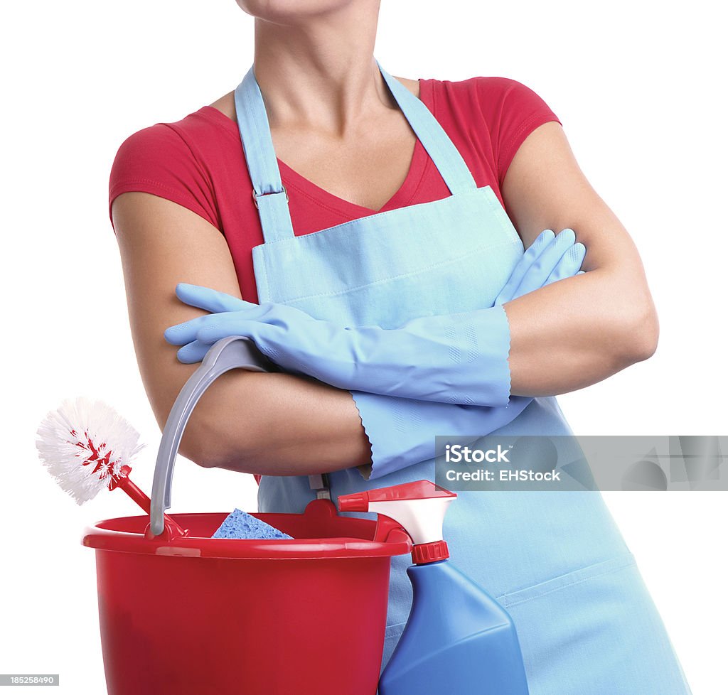 Maid segurando a limpeza balde isolado no fundo branco - Foto de stock de Equipe Doméstica royalty-free