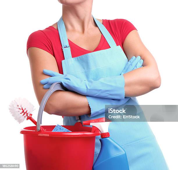 Foto de Maid Segurando A Limpeza Balde Isolado No Fundo Branco e mais fotos de stock de Equipe Doméstica