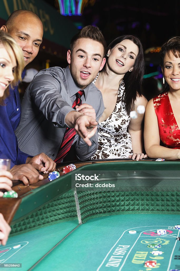 Große Gruppe von Menschen mit Craps-Spielen im Kasino - Lizenzfrei Craps Stock-Foto