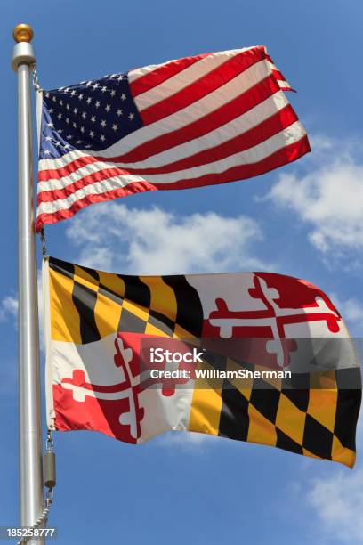 Photo libre de droit de Drapeaux Colorés De Maryland Et Les Étatsunis banque d'images et plus d'images libres de droit de Armoiries - Armoiries, Blanc, Bleu