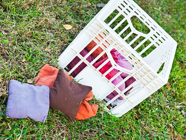 古いトウモロコシホールバッグを使用したケージ - cornhole leisure games outdoors color image ストックフォトと画像