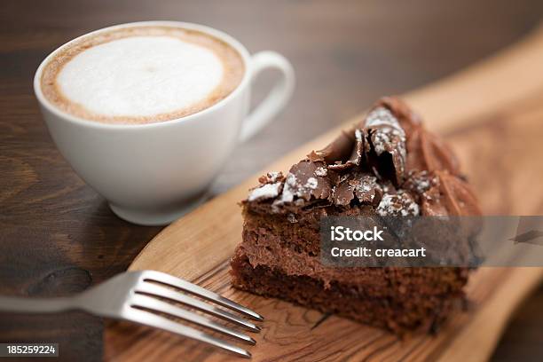 Czekoladowe Ciasto I Kawa - zdjęcia stockowe i więcej obrazów Ciasto - Ciasto, Kawa - napój, Ciasto czekoladowe - Ciasto