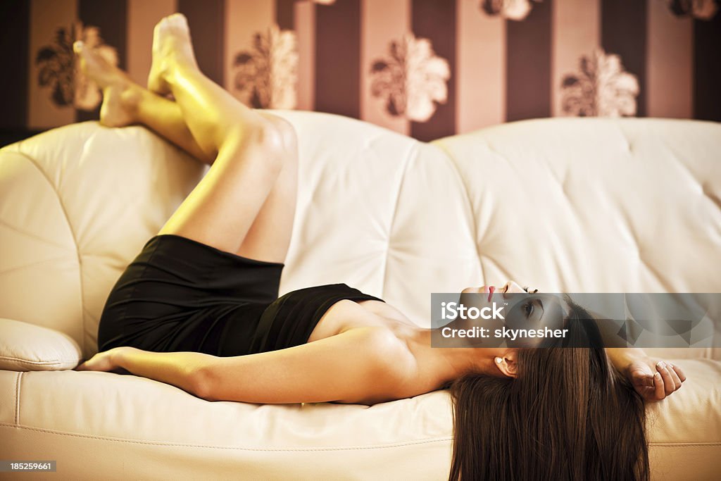 Wunderschöne Modell liegen auf der Couch. - Lizenzfrei Frauen Stock-Foto