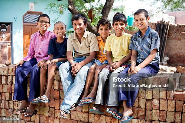 Foto de Alegre Grupo De Seis Zonas Rurais Indian Crianças e mais fotos de stock de Índia - Índia, Criança, Pobreza - Questão social