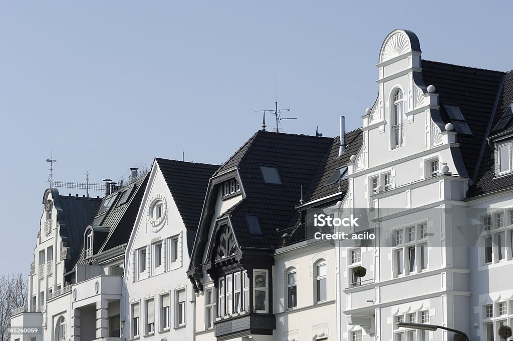 Ряд красивых townhouses - Стоковые фото Таунхаус роялти-фри