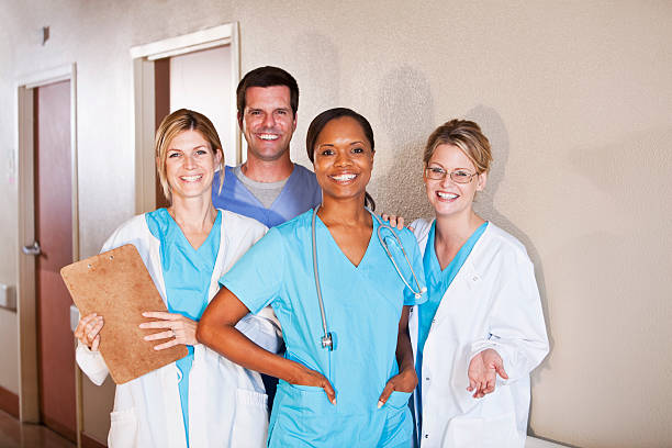 lavoratori medicali in piedi in un corridoio di ospedale - sc0527 foto e immagini stock