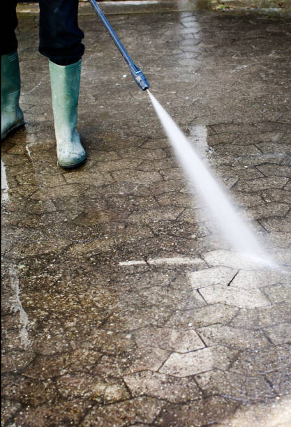 istock Pressure Washing Block Paving 185260291