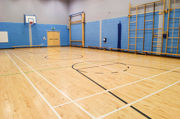 gymnase - basketball floor basketball court hardwood floor photos et images de collection