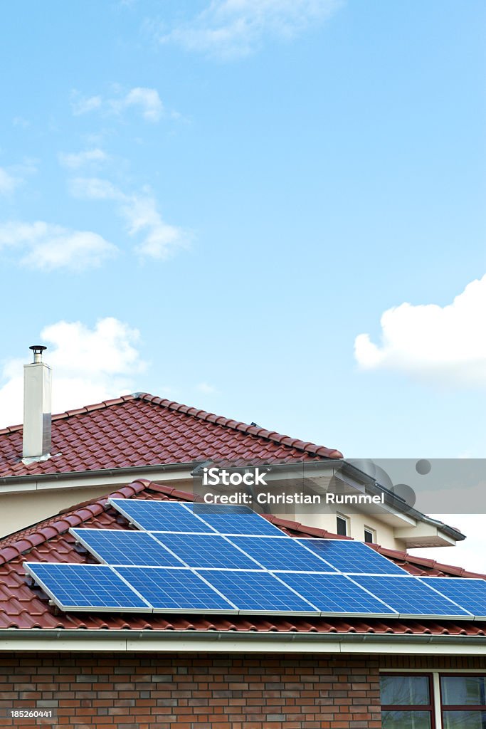 Solar photovoltaic panel auf ein rotes Dach - Lizenzfrei Sonne Stock-Foto