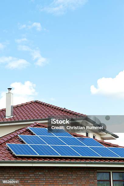 Solar Photovoltaic Panel Auf Ein Rotes Dach Stockfoto und mehr Bilder von Sonne - Sonne, Sonnenkollektor, Steuerpult