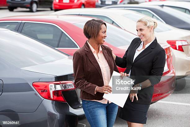 Vendedor De Coches Con Un Cliente Foto de stock y más banco de imágenes de Coche - Coche, Delante de, Inmóvil