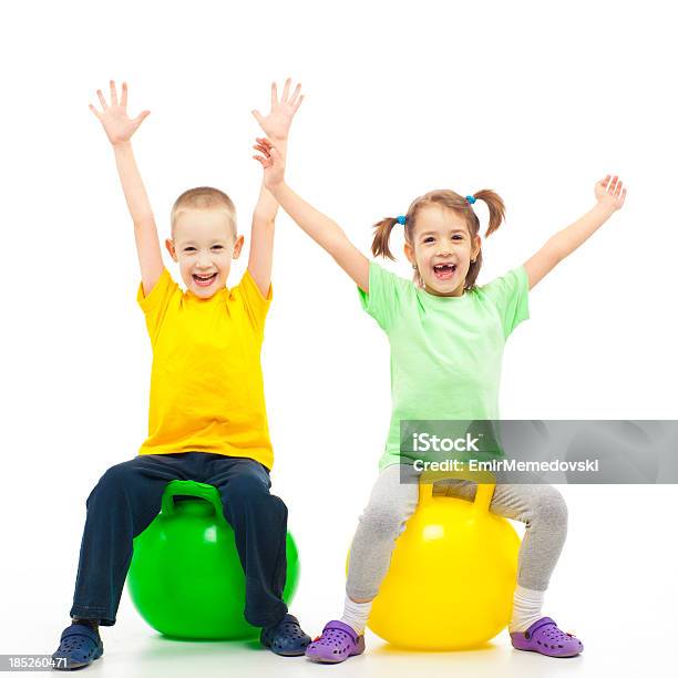 Foto de Duas Crianças Maravilhoso Diversão Com Bola Quicando e mais fotos de stock de Alegria