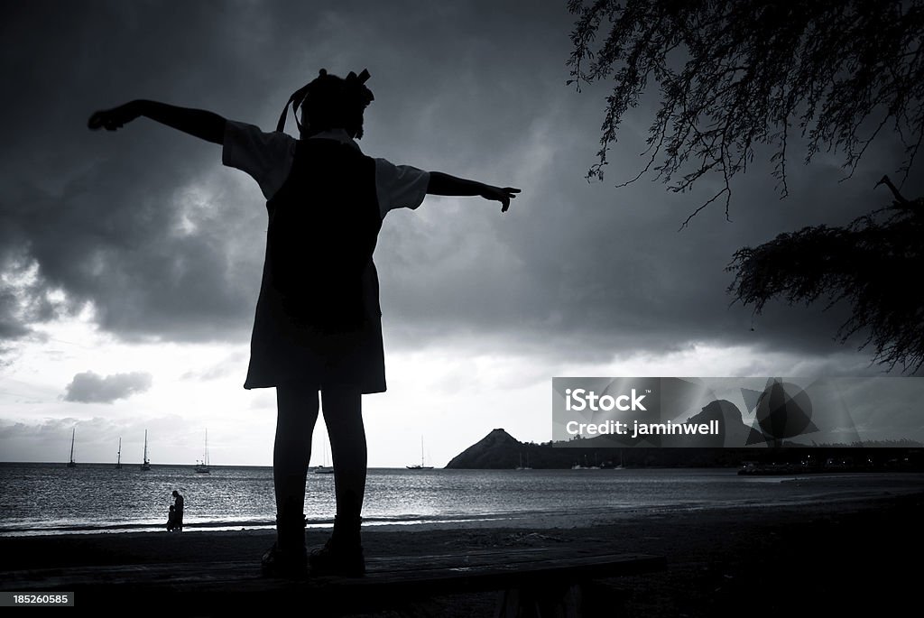 little girl Silueta brazos estirados en vehemente beach - Foto de stock de Blanco y negro libre de derechos