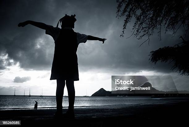 Little Girl Silueta Brazos Estirados En Vehemente Beach Foto de stock y más banco de imágenes de Blanco y negro