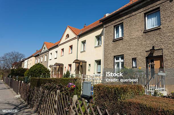 Häuser In Den Frühling Stockfoto und mehr Bilder von Architektur - Architektur, Außenaufnahme von Gebäuden, Blau