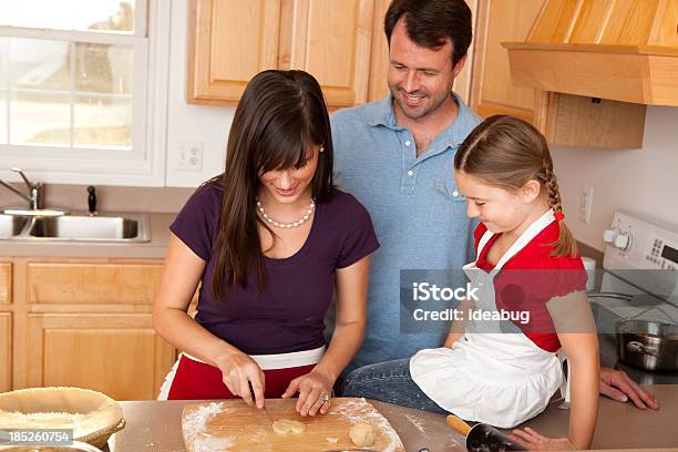 Glückliche Mutter Vater Und Tochter Backen Kuchen In Der Küche Stockfoto und mehr Bilder von 25-29 Jahre