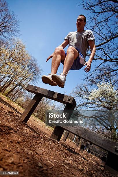 Joven Haciendo Ejercicio De Barrera Foto de stock y más banco de imágenes de Hombres jóvenes - Hombres jóvenes, Valla - Artículos deportivos, Actividades recreativas