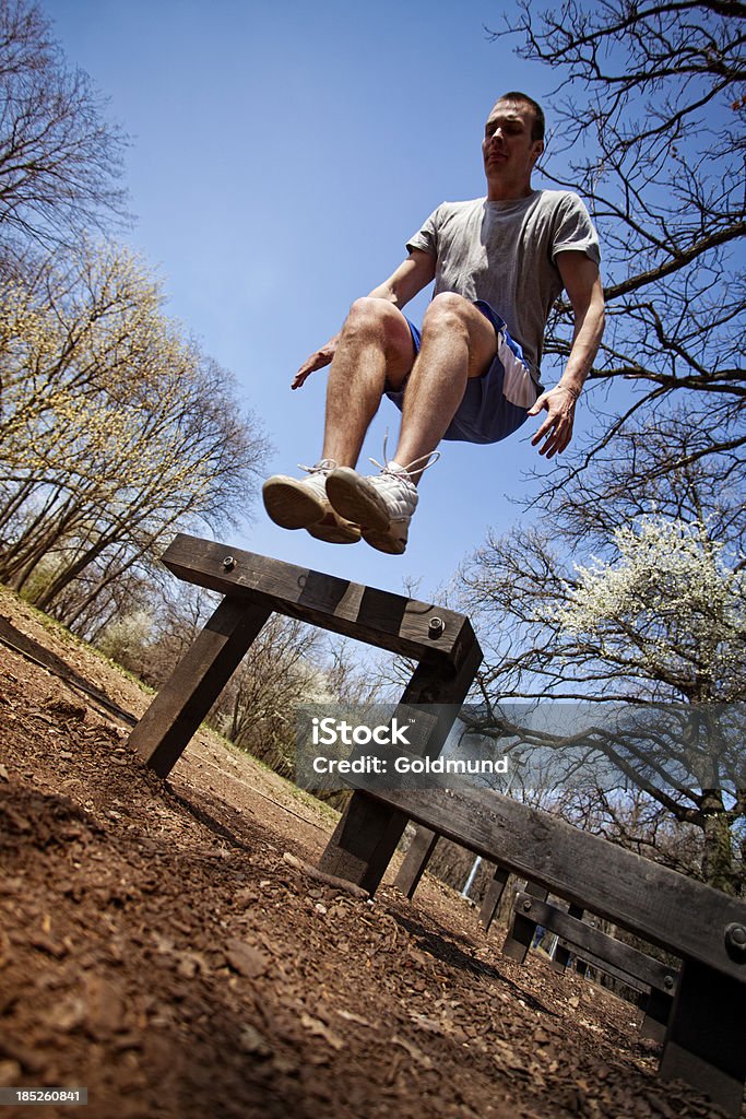 Giovane uomo facendo esercizio di rendimento - Foto stock royalty-free di Ostacolo