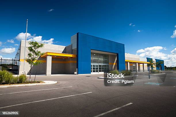 Foto de Loja De Varejo Com Sinal Em Branco e mais fotos de stock de Shopping center - Shopping center, Exterior, Estacionamento de carros