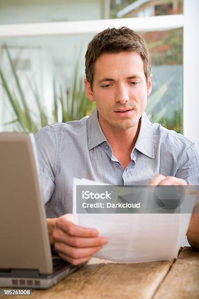 Hombre Disfrutando De Periódicos Foto de stock y más banco de imágenes de Leer - Leer, Contemplación, Oficina