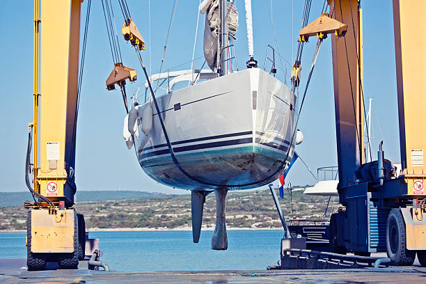 yacht voile de maintenance - crane shipyard construction pulley photos et images de collection