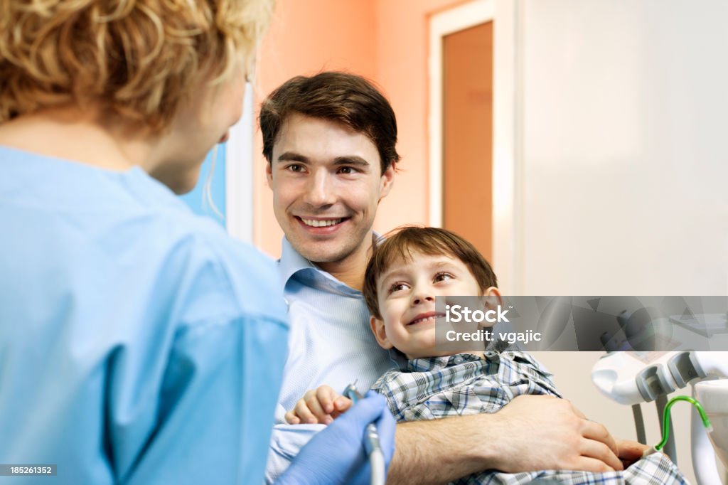 Vater und Kind in Zahnarzt-Büro - Lizenzfrei Familie Stock-Foto