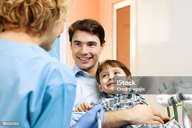 Vater Und Kind In Zahnarztbüro Stockfoto und mehr Bilder von Familie - Familie, Zahnarzt, Eltern