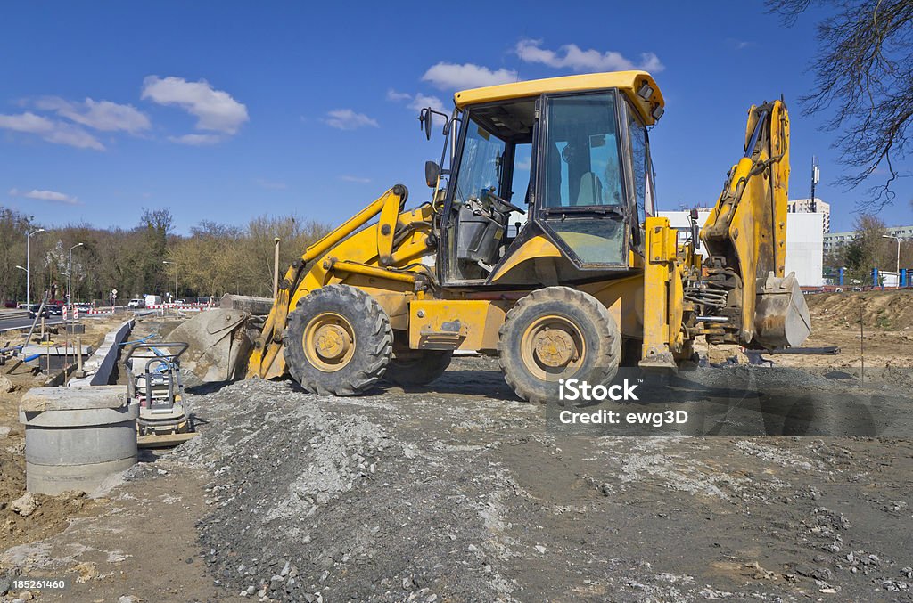 Pelleteuse dans une nouvelle construction de routes - Photo de Bleu libre de droits