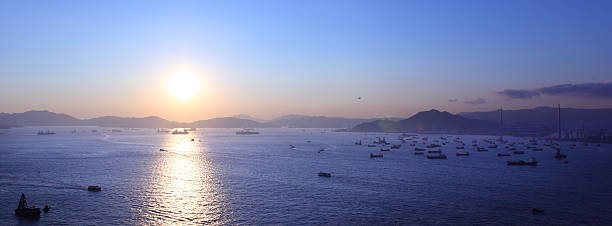 zachód słońca nad zajęty port frachtu w hongkongu - clear sky hong kong island hong kong china zdjęcia i obrazy z banku zdjęć