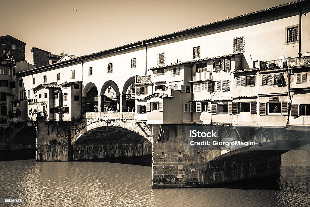 Ponte Ponte Vecchio, em Florença, tons de sépia - Foto de stock de Arcaico royalty-free