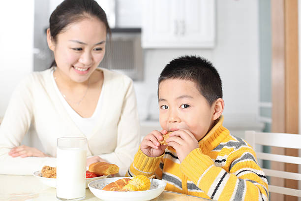 istock mother fed the child to eat breakfast 185261741