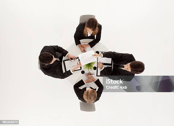 Hombre De Negocios Dando Un Documento A Su Compañero De Reuniones Foto de stock y más banco de imágenes de Círculo