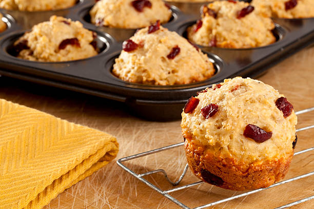 de cranberry muffins - towl photos et images de collection