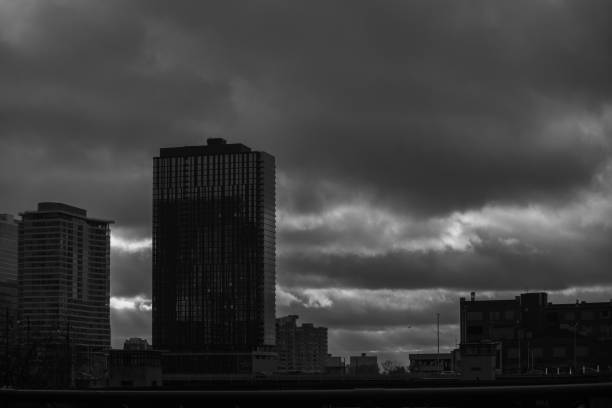 tiro en blanco y negro de edificios altos de la ciudad en el fondo, chicago chinatown - bridgeport chicago fotografías e imágenes de stock