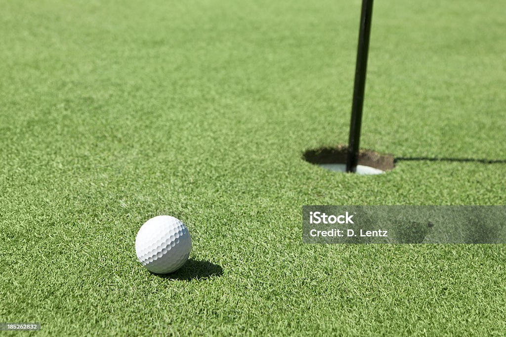 Piłka do golfa przez otwór - Zbiór zdjęć royalty-free (Bliski)